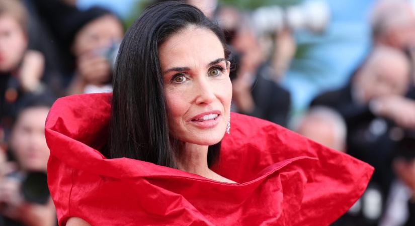 Demi Moore legutóbbi cannes-i ruhája olyan volt, mint a papír, amibe a virágcsokrokat csomagolják