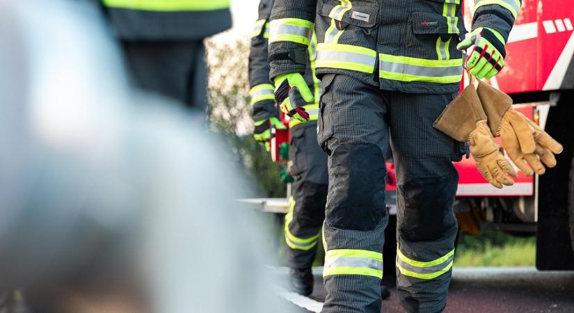 Kigyulladt egy autóbusz az MO-son, nagy erőkkel vonultak a ki a helyszínre a tűzoltók