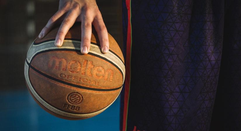 Lefejelte és megverte a biztonsági őrt egy részeg férfi a ceglédi kosármeccsen