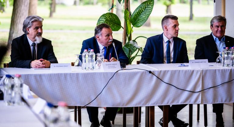 Olyan személyek is felbukkantak a Magyar-kormány első ülésén, akiknek még nem ismert a pozíciója