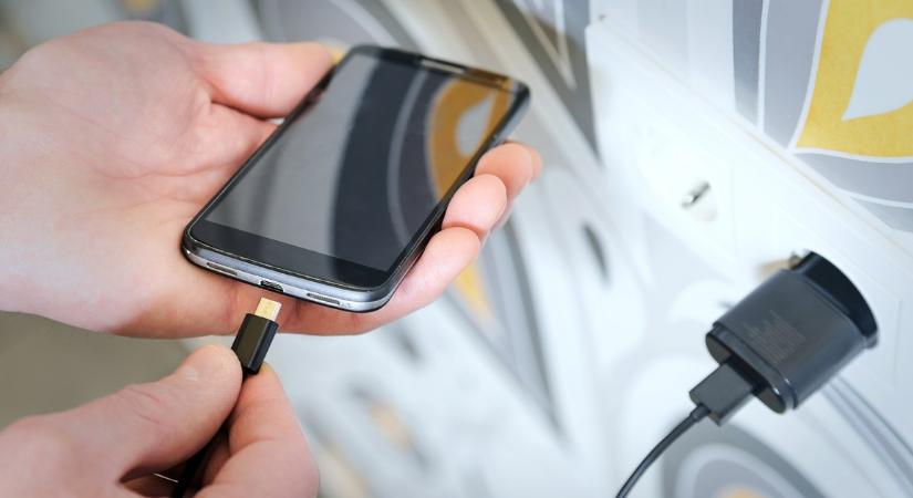 A gyártók nem akarják, hogy tudj erről a trükkről: így töltsd a mobilodat és évekkel tovább bírja