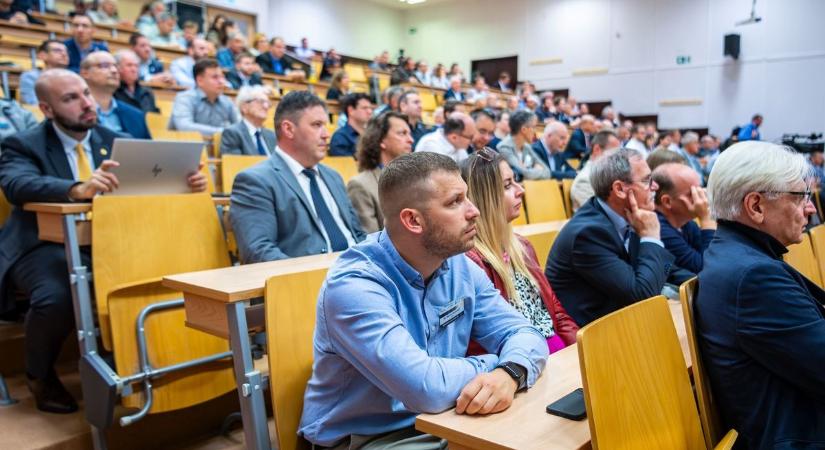 Díjátadóval ünnepelték a távközlési világnapot a Széchenyi-egyetemen