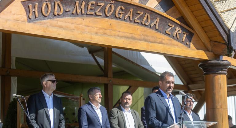 A Ménesbirtokot is visszavennék Lázár János alapítványától