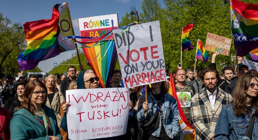 Lengyelországban anyakönyvezték két férfi külföldön kötött házasságát, a döntés nehezen született meg