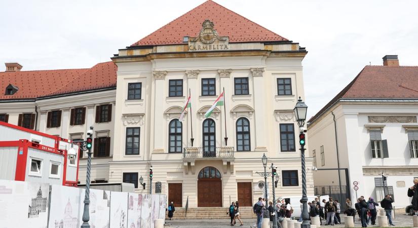 Vannak, akik kukucskálnak, vannak, akik regisztrálnak: hatalmas az érdeklődés a Karmelitánál - galéria