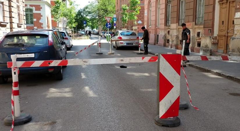 Beszakadt és kilyukadt az úttest a nyolcadik kerületben