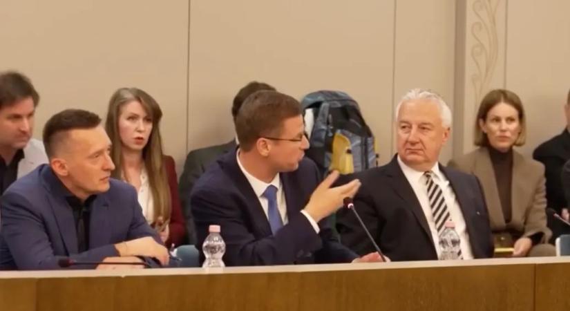 Azt ígérte a Fidesz, bemutatják, hogyan zajlott az átadás-átvétel, de csak egy összevágott felvételt raktak ki