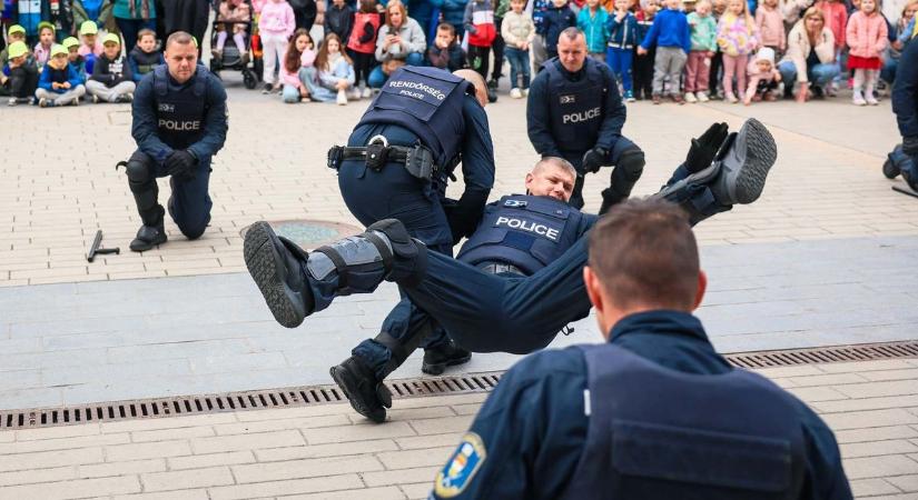 Kutyás akció, drónos kommandó és tűzoltók lepték el az egri teret