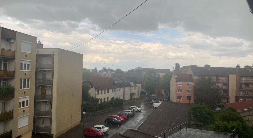 Videón, ahogy lecsapott Egerre a zivatar
