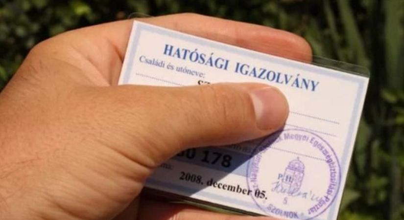 Nem lesz elég a személyi igazolvány, a hatósági igazolványra is szükség lesz