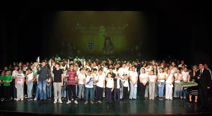 Háromszáz rákóczis diák lépett színpadra a szolnoki színházban – videóval