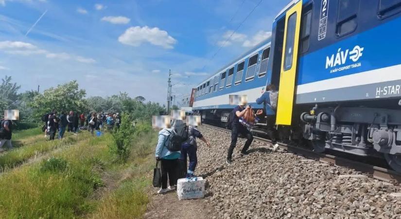 „Azt hittük, felborulunk és meghalunk” – megszólalt a Gyomaendrődnél kisiklott vonat utasa – videó
