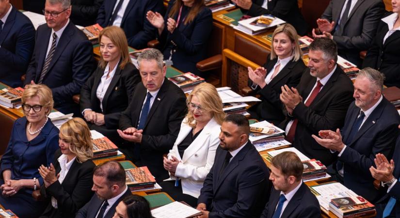 A Tisza pécsi képviselője bocsánatot kért azért, hogy a széke karfájára tette a lábát a parlamentben