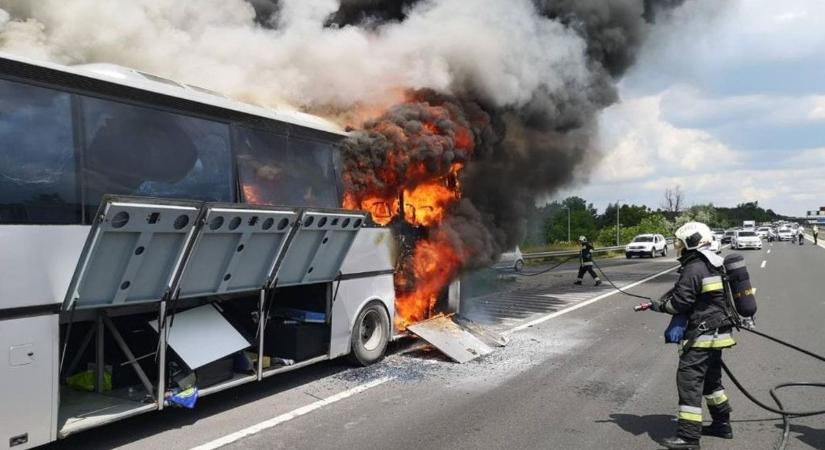 Tűzvész a sztrádán: egy gyermekkórus busza égett ki az M0-áson, egy kaposvári találkozóra tartottak