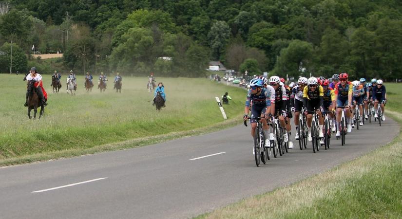 Óriási ováció mellett száguldott át először Baranyán a Tour, holnap visszatér