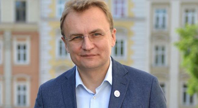Ismeretlen folyadékkal öntötték le Andrij Szadovij lembergi polgármestert a városközpontban