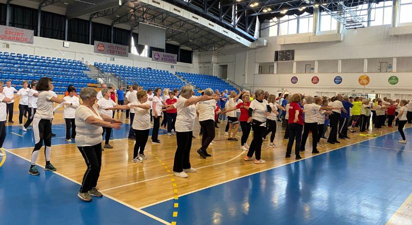 300 időst mozgattak meg a népszerű kecskeméti sportversenyen, idén először vándorkupát is átadtak  fotók