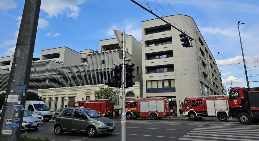 Riasztott a tűzjelző, tűzoltók a Párizsi udvarnál