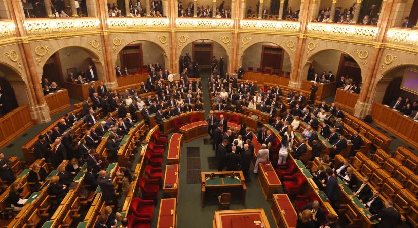 A protokollszakértő elárulta, mit gondol az asztalon ülő képviselőről, és lerántotta a leplet a Parlament legnagyobb botrányairól