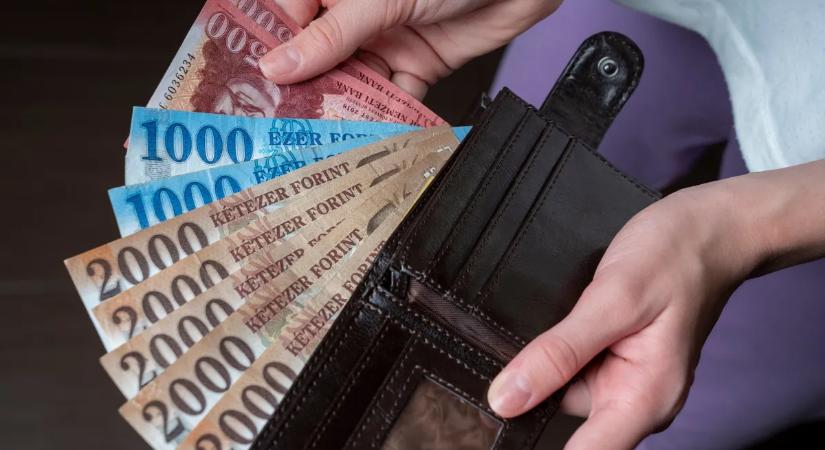 Az idős nő lefotózta bankkártyája mindkét oldalát és elküldte egy ismert magyar zenésznek