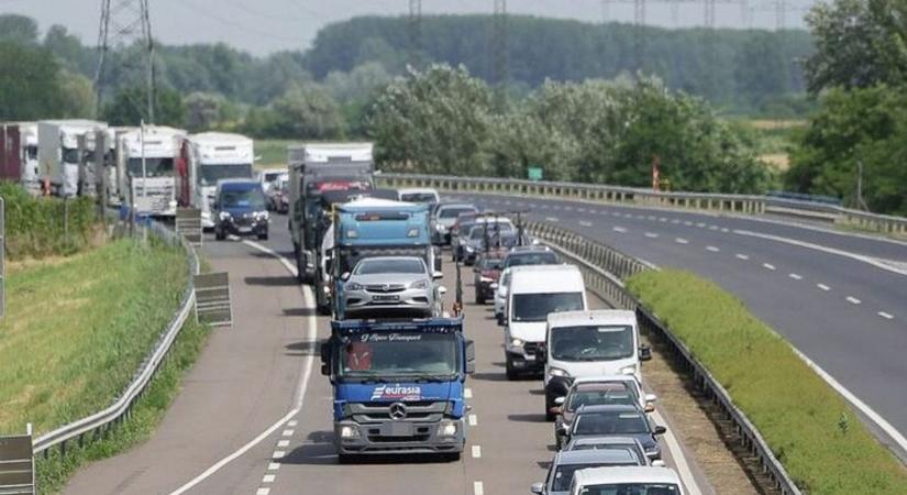 Baleset miatt állt be az M3-as, már több kilométeres a sor