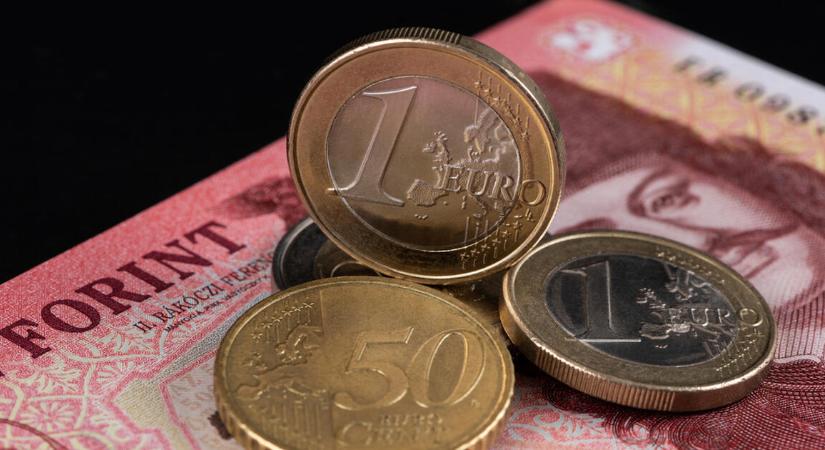 Gyengült a forint, és az euróárfolyam is átlépett egy határt