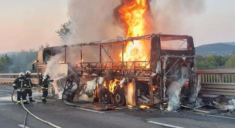 Kigyulladt az M0-son a gyerekkórust szállító busz, mindenük odalett a tűzben