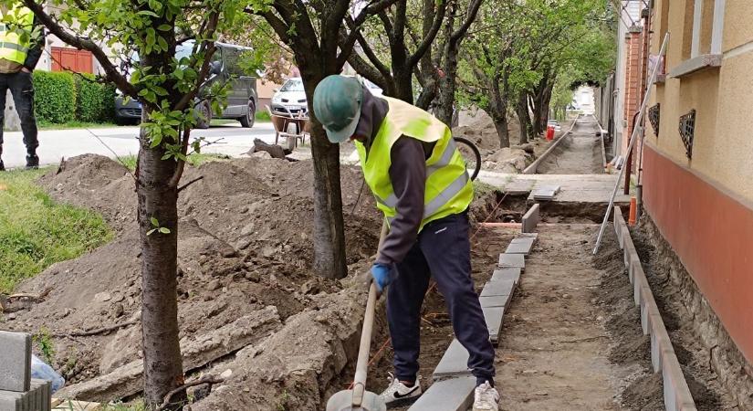 Tizenkét utcában, közel két és fél kilométeren újultak meg a járdák a Maros-parti városban