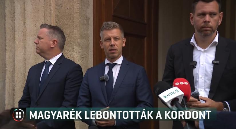 Magyar Péter maga bontotta le a kordont a Karmelita Kolostornál