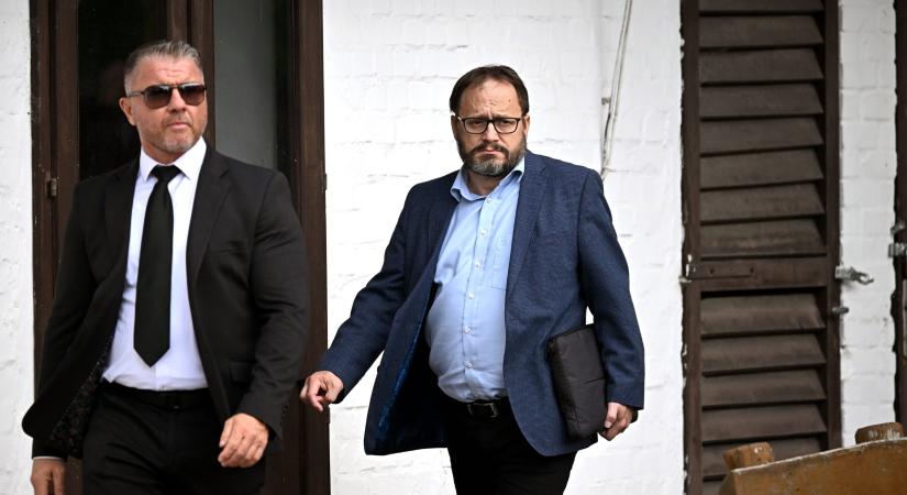 Hisztériakeltés helyett kormányozni kéne