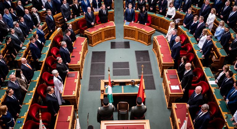 Interpellációkkal ostromolják a Tisza-kormányt: benzinár, migráns paktum, reklámadó