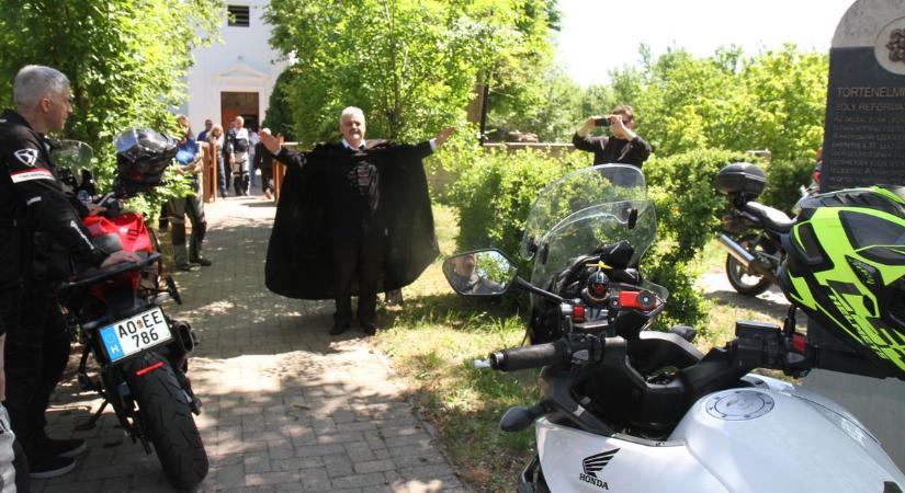 Történelmi helyszínen áldották meg a veszprémi motorosokat