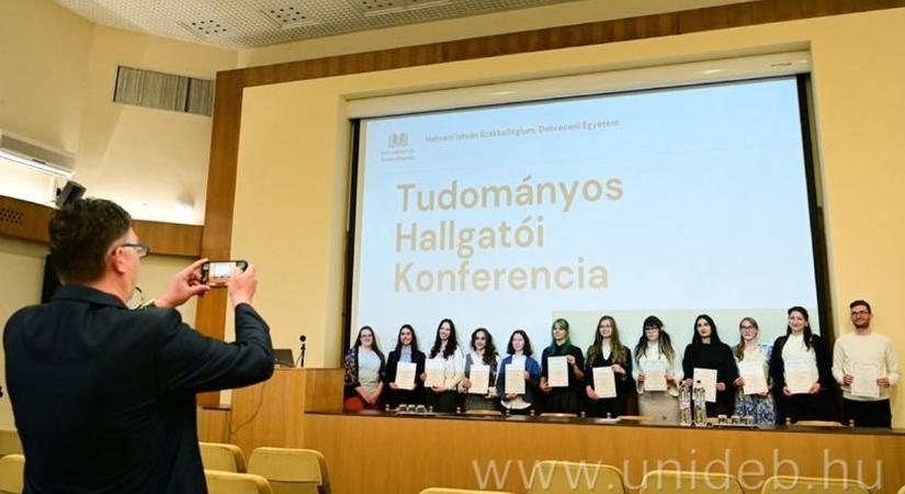 Tudomány és összetartozás: ismét kiválóra vizsgázott a Hatvani István Szakkollégium