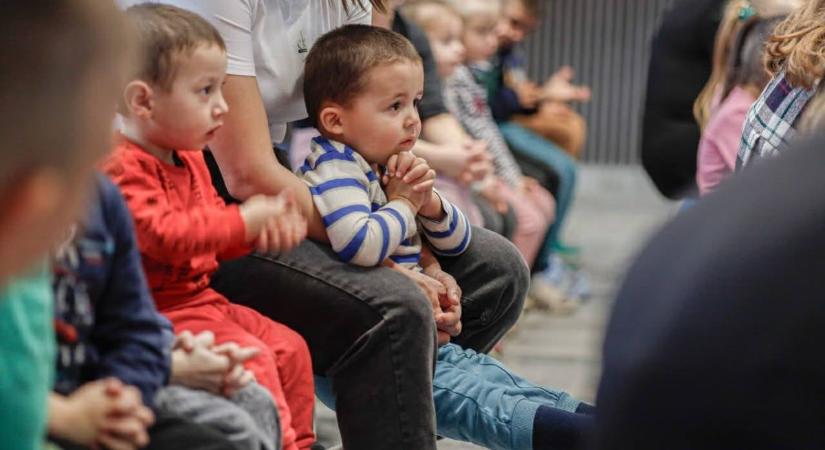 Szóhoz sem jutottak a kárpátaljai gyermekotthonban, amikor megtudták, a leköszönő Fidesz-KDNP-s miniszterek nekik adományozzák a végkielégítésüket – interjú!
