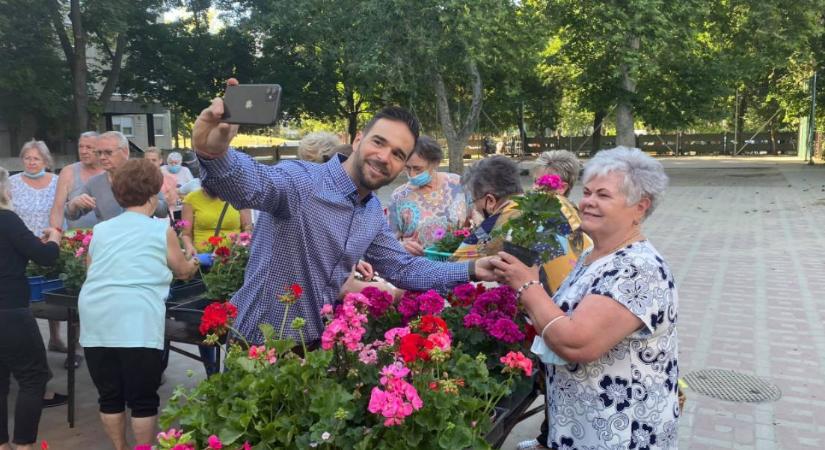 Jön a nagy debreceni virágosztás, itt vannak a helyszínek és az időpontok