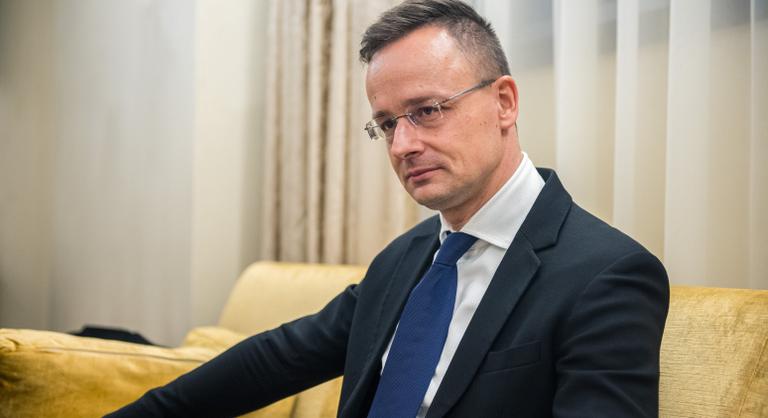 Még a választás hetén is kiosztott 42 milliárdot Szijjártó Péter minisztériuma
