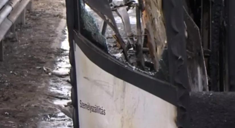 Kórustalálkozóra tartó iskolások busza égett ki az M0-son