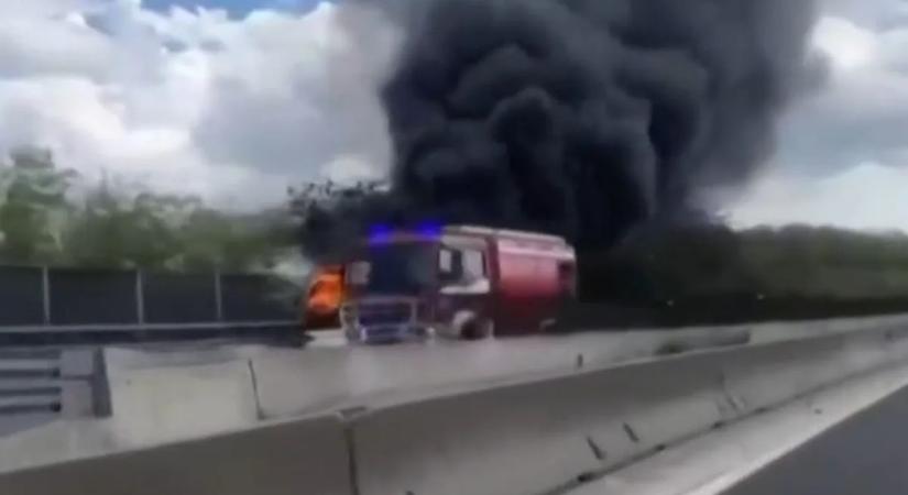 Horror az M0-son: kigyulladt egy diákokkal és tanárokkal teli busz