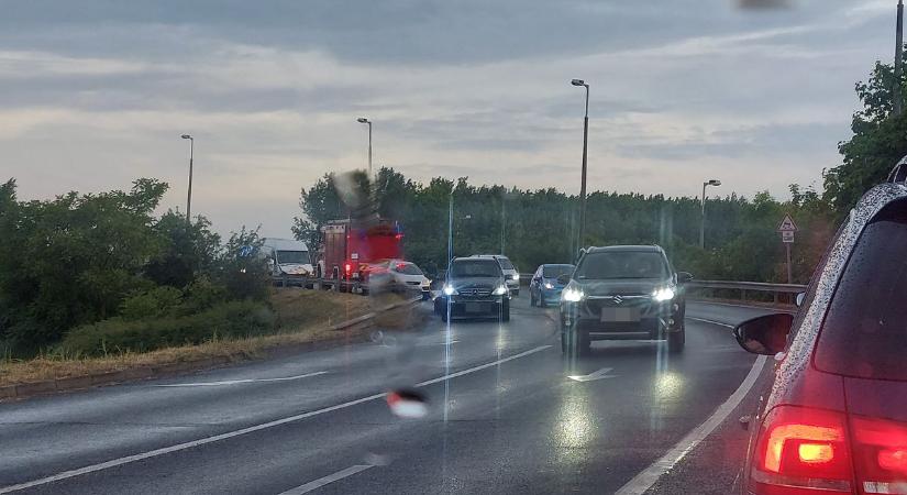 Baleset a győri felüljárón: szalagkorlátnak ütközött egy kisbusz – fotókkal