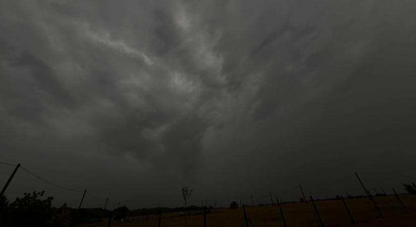 Hirtelen sötétség és brutális villámlás: így csapott le a vihar Szolnokra