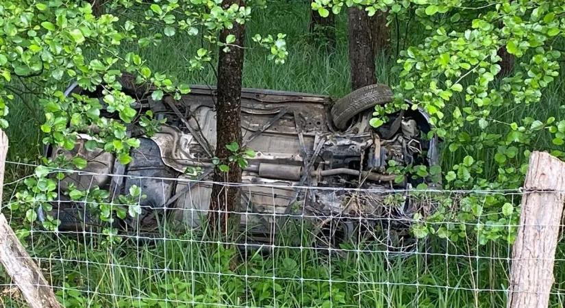 Brutális baleset Zalaegerszegnél: pörögve repült az arborétum fái közé a női sofőr autója – videó