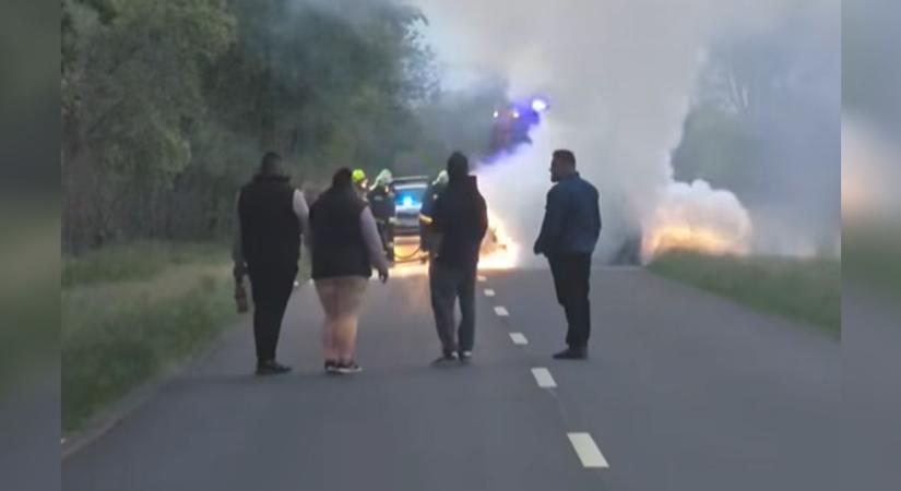Kigyulladt egy autó a 4917-esen – teljes az útzár a szakaszon! (videó)