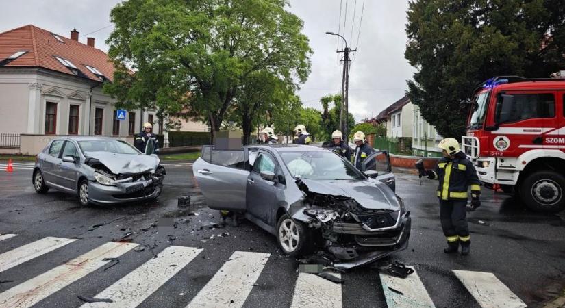 Rohantak a mentők: a szombathelyi balesetben két sofőr megsérült (Fotók)