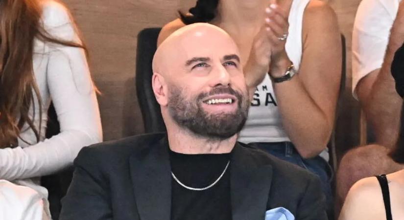Nagyon laza: John Travolta a pilótafülkéből jelentkezett be, saját gépével repült a Cannes-i filmfesztiválra