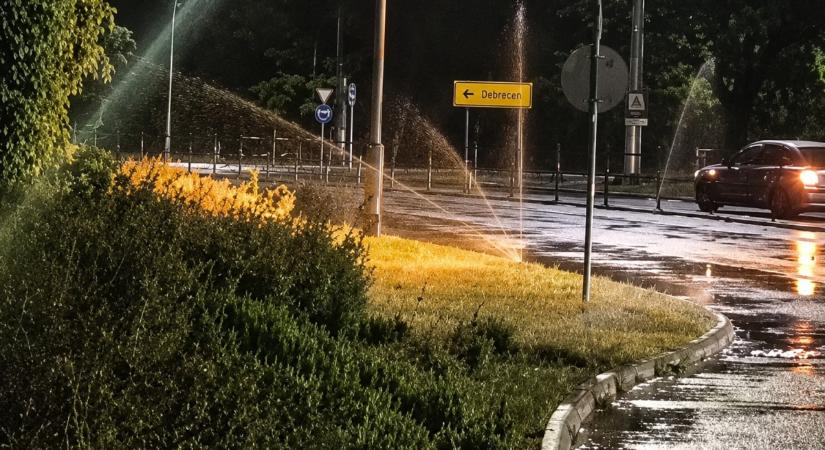 Esőben is megy az automata öntözés Debrecenben