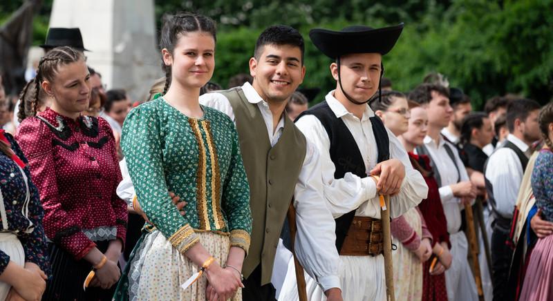 Sárgulás: így búcsúztak Debrecentől a végzős hallgatók