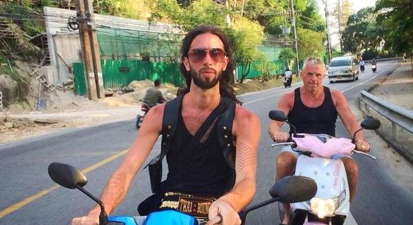 Varga Viktor megrendítő vallomása az édesapjáról: "Csak azt eszi, amit az út szélén talál, még friss dögöket" – videó