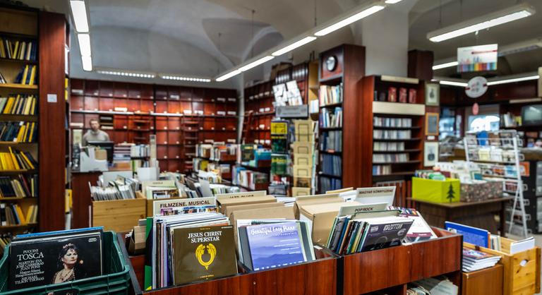 Június végén örökre bezár a legendás Múzeum körúti zenei antikvárium