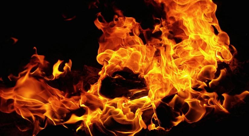Most érkezett: felcsaptak a lángok Solymáron, rohantak a tűzoltók