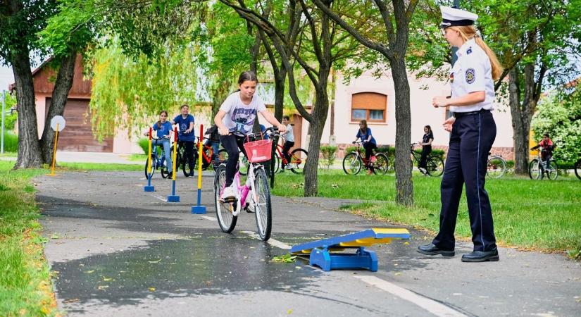 Rendőri kísérettel az utcán – kalandos próbatételen a ceglédi kisiskolások